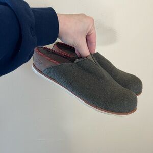 Chaco Ivy Slip On Shoes Womens Size 8 Green Brown Red Wool Cabin Cottage Cozy
